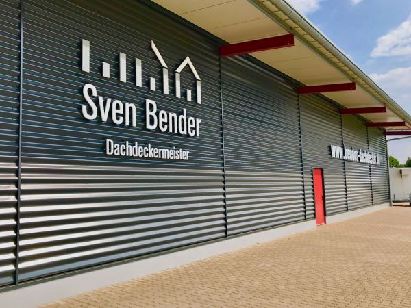 Fassadenbeschriftung – Sven Bender Dachdeckermeister