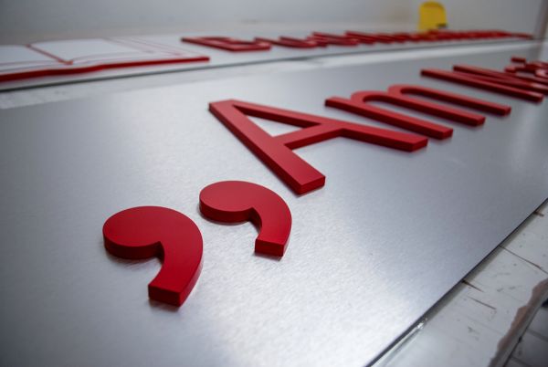 butlerfinisch lackierte buchstaben