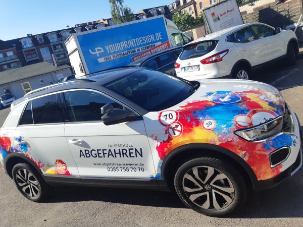 Fahrzeugfolierung – Fahrschule Abgefahren