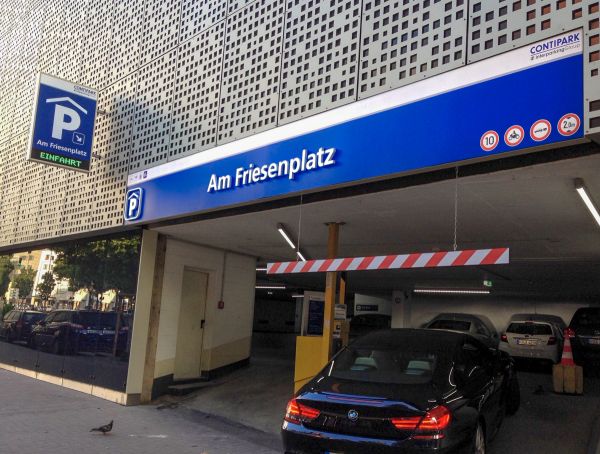 Spanntuch mit LED-Buchstaben – Contipark International Parking GmbH