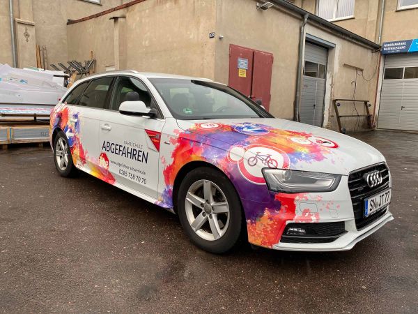 Fahrzeugbeklebung – Fahrschule Abgefahren